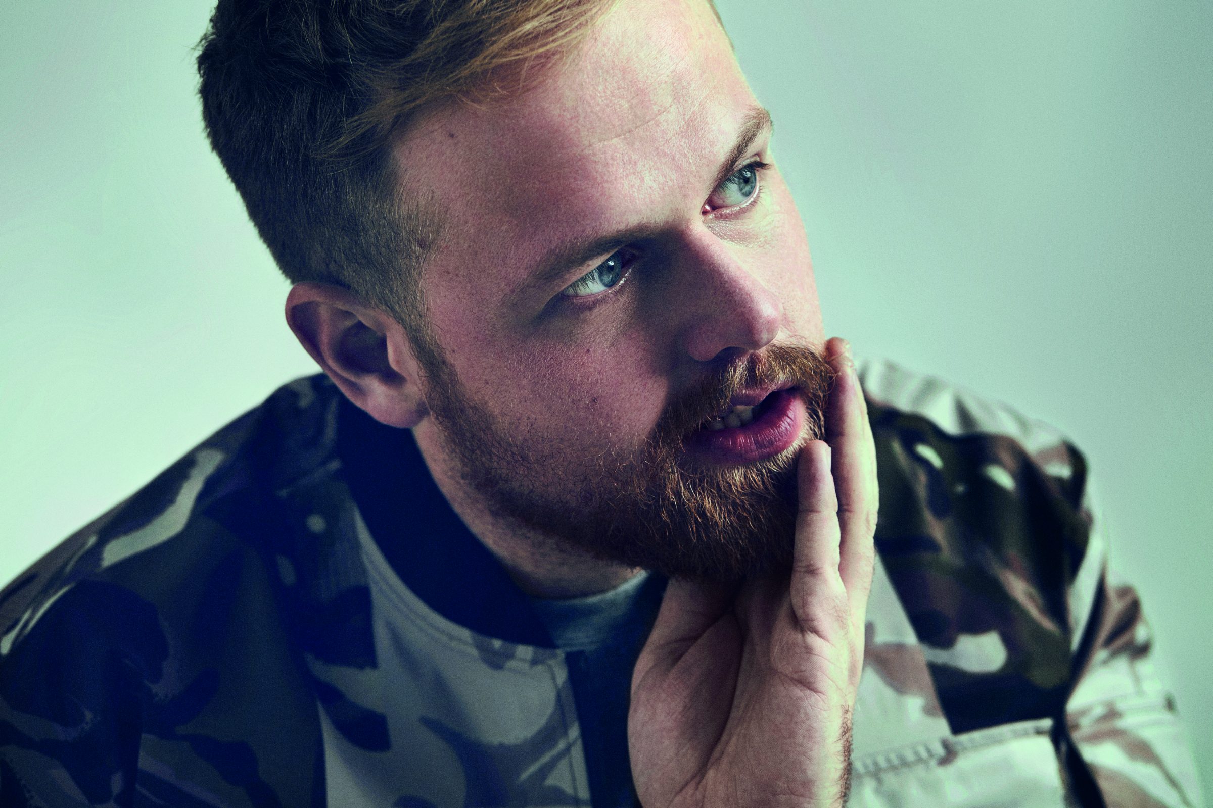 Tom walker masked. Tom Walker (Singer). Leave a Light on том Уокер. Tom Walker (Singer) фото. Tom Walker something beautiful.